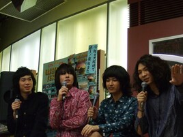 黒猫チェルシー×土屋昌巳、男だらけのクリスマス語る