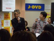 ゲストとして、「NUDE+」のプロデューサー・土屋昌巳（写真左）とナタリー編集長の大山卓也（写真右）が登壇。