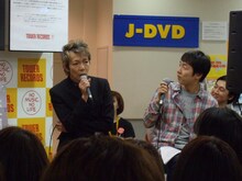 ゲストとして、「NUDE+」のプロデューサー・土屋昌巳（写真左）とナタリー編集長の大山卓也（写真右）が登壇。