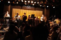 出演者全員が一堂に会したアンコールの様子。