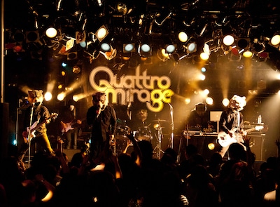 「QUATTRO MIRAGE VOL.2 ～MORE ACTION, MORE HOPE.～」でパフォーマンスを行うMAN WITH A MISSION。ユーモアたっぷりのMCでも会場を沸かせていた。