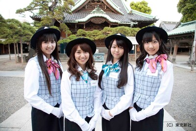 写真は「AKB48 ネ申テレビ シーズン6」より、バスガイド姿のメンバー。写真左から佐藤すみれ、大島優子、峯岸みなみ、柏木由紀。