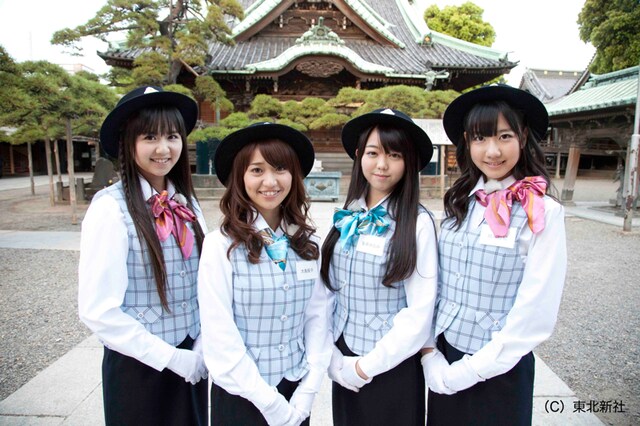 写真は「AKB48 ネ申テレビ シーズン6」より、バスガイド姿のメンバー。写真左から佐藤すみれ、大島優子、峯岸みなみ、柏木由紀。