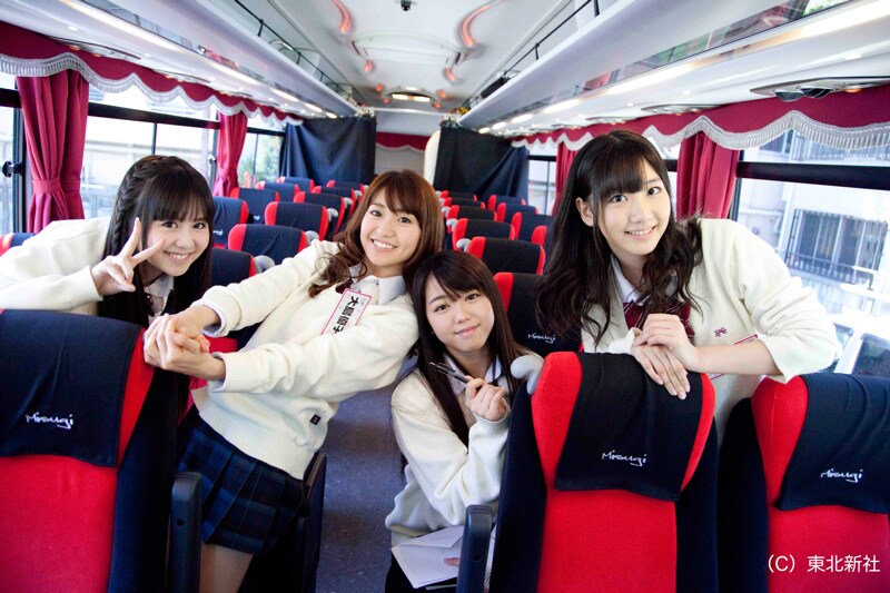 写真は「AKB48 ネ申テレビ シーズン6」より、バスガイド姿のメンバー