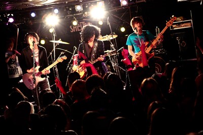 アンコールでセッションを繰り広げるPragueと佐藤タイジ、楢原英介。