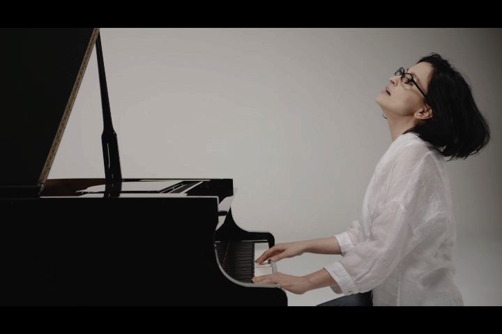 アンジェラ・アキ（写真は「始まりのバラード」ビデオクリップより）