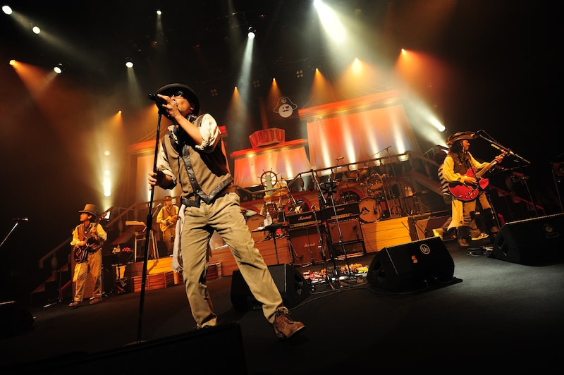 写真は5月26日の埼玉・三郷市文化会館公演の様子。奥田民生（Vo, G）がギターを持たずにマイクスタンドで歌う姿はユニコーンならでは。（photo by TEPPEI）