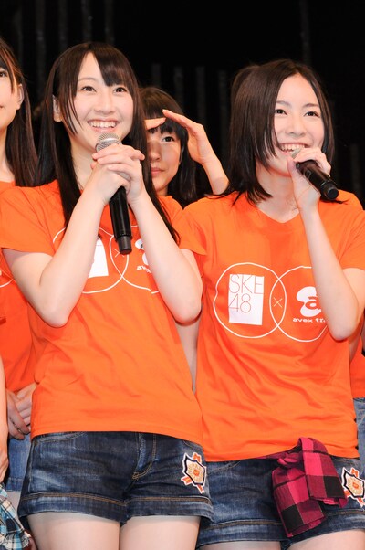 写真左から松井玲奈、松井珠理奈。TシャツにはSKE48とエイベックスのロゴが入っている。