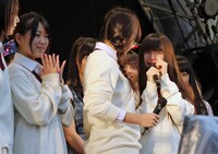 正規メンバー昇格をサプライズ発表され、号泣する市川美織（写真右）。