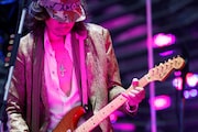 今週の人気の画像6位は「『雨は演出』ラルク20周年ライブ、華やかに幕開け」より、ken(G)。