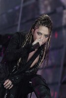今週の人気の画像9位は「L'Arc-en-Ciel結成20周年ライブ、2日目はヒット曲連発」より、hyde（Vo）。