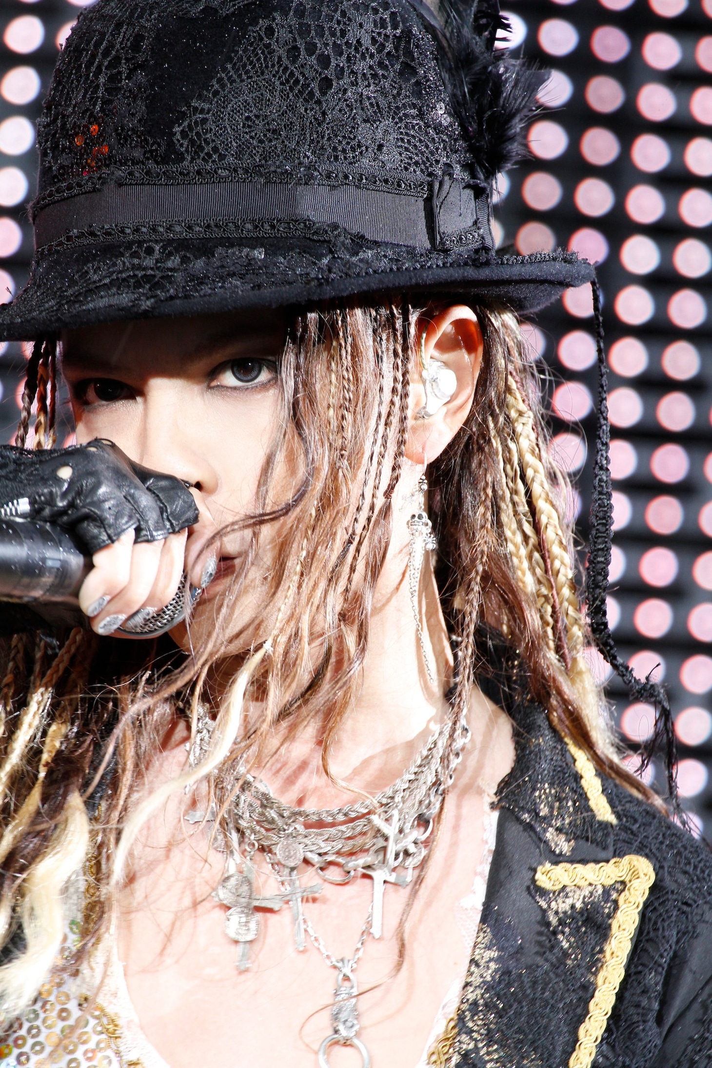 今週の人気の画像6位は「『雨は演出』ラルク20周年ライブ、華やかに幕開け」より、hyde。