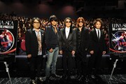 映画「LUNA SEA 3D IN LOS ANGELES」試写会でファンと記念撮影をするLUNA SEA。