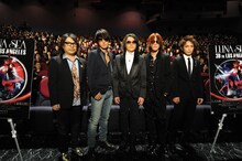 映画「LUNA SEA 3D IN LOS ANGELES」試写会でファンと記念撮影をするLUNA SEA。