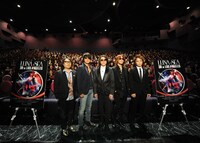 映画「LUNA SEA 3D IN LOS ANGELES」試写会でファンと記念撮影をするLUNA SEA。