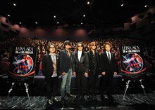 映画「LUNA SEA 3D IN LOS ANGELES」試写会でファンと記念撮影をするLUNA SEA。