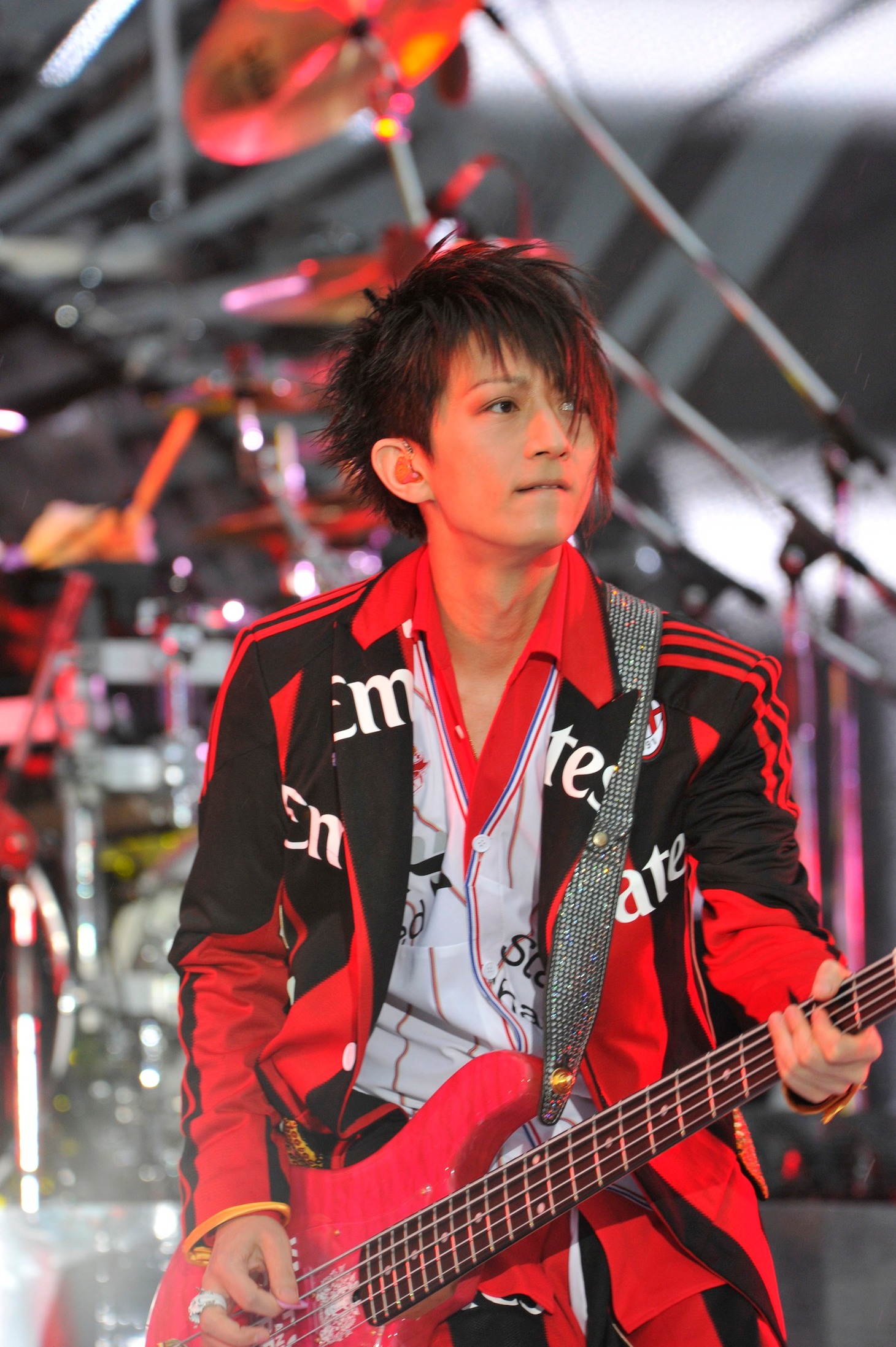 今週の人気の画像7位は「『雨は演出』ラルク20周年ライブ、華やかに幕開け」より、tetsuya（B）。