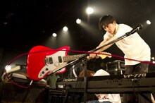 ギターを機材に振りおろすの子。(C)森リョータ