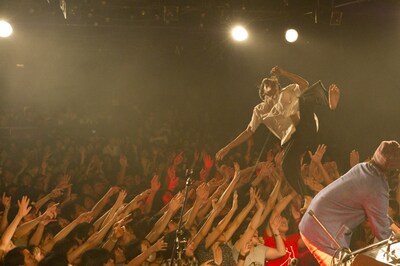 「学校に行きたくない」でフロアにダイブするの子。(C)森リョータ