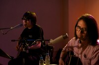 写真はワンマンライブ「AOEQの世界」より。写真左からYO-KING、藤原ヒロシ。（PHOTO: SHOICHI KAJINO）