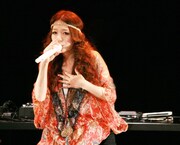 スペシャルライブ映像生配信「カナやんライブなう」の様子。