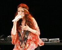 スペシャルライブ映像生配信「カナやんライブなう」の様子。