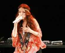 スペシャルライブ映像生配信「カナやんライブなう」の様子。