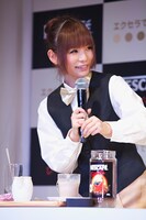 バリスタしょこたんは観客が見守る中カフェラテ作りに挑戦。