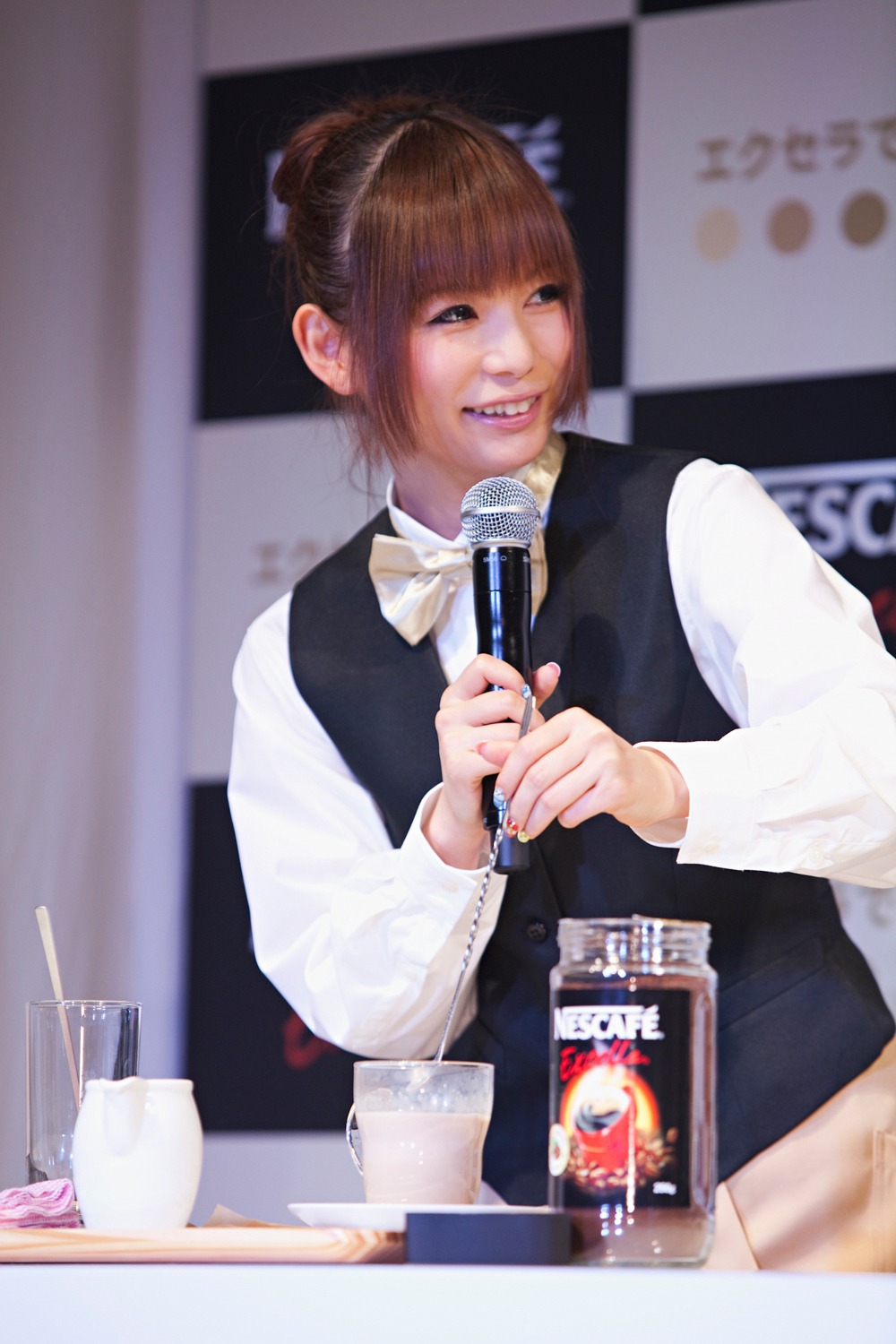 バリスタしょこたんは観客が見守る中カフェラテ作りに挑戦。