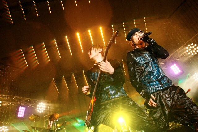 写真は5月29日の日比谷野外大音楽堂公演の様子。当日は雨天の中、2500人を超えるファンを前に約2時間半にわたる熱いステージが繰り広げられた。