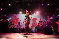 メンバーは赤、黒をベースに統一された衣装で登場。Sally#Cinnamon（写真中央）はクールな網タイツを着用。