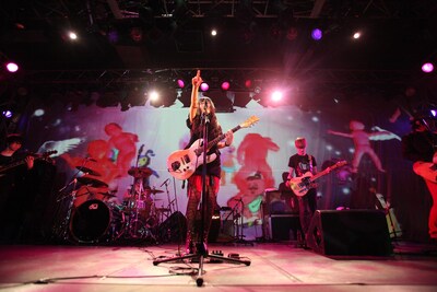 メンバーは赤、黒をベースに統一された衣装で登場。Sally#Cinnamon（写真中央）はクールな網タイツを着用。