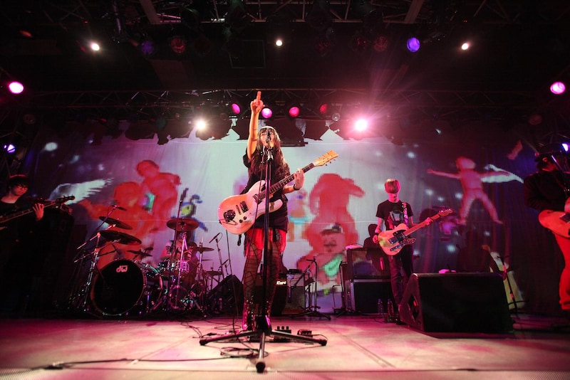 メンバーは赤、黒をベースに統一された衣装で登場。Sally#Cinnamon（写真中央）はクールな網タイツを着用。