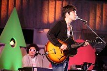 雨の中で歌う星野源。後ろは池田貴史。