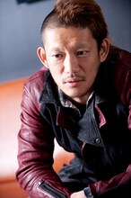 取材当日は眉毛を剃って登場したTOSHI-LOW。その理由もインタビューで明かしている。