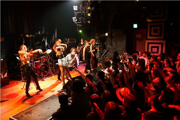 「BLUE BIRD TOUR 2011」初日公演の模様。