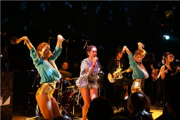 「BLUE BIRD TOUR 2011」初日公演の模様。