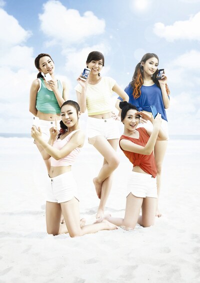 夏のさわやかなイメージで「Optimus bright L-07C」をアピールするKARA。