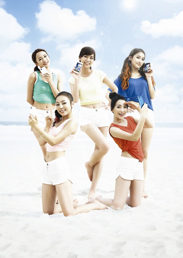 夏のさわやかなイメージで「Optimus bright L-07C」をアピールするKARA。