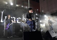 写真は新宿歌舞伎町で行われたlynch.フリーライブの様子。