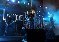 写真は新宿歌舞伎町で行われたlynch.フリーライブの様子。