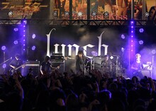 写真は新宿歌舞伎町で行われたlynch.フリーライブの様子。