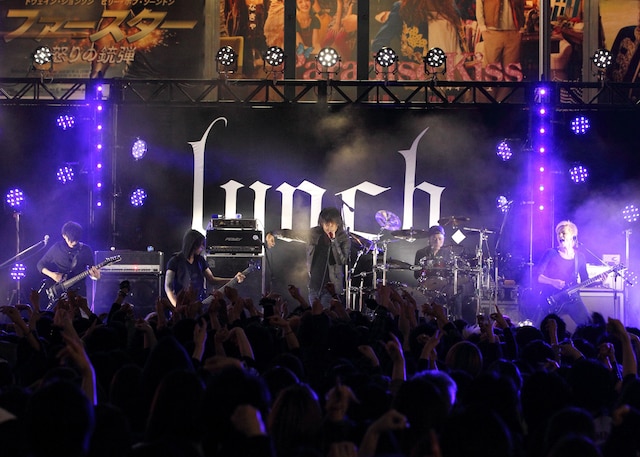 写真は新宿歌舞伎町で行われたlynch.フリーライブの様子。