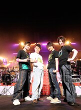 写真左から森久保祥太郎、岩田光央、鈴村健一、小野大輔。