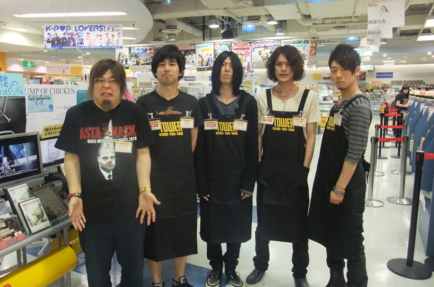 タワレコのスタッフエプロンを着用した9mmメンバーとダイスケはん。