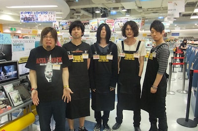 タワレコのスタッフエプロンを着用した9mmメンバーとダイスケはん。
