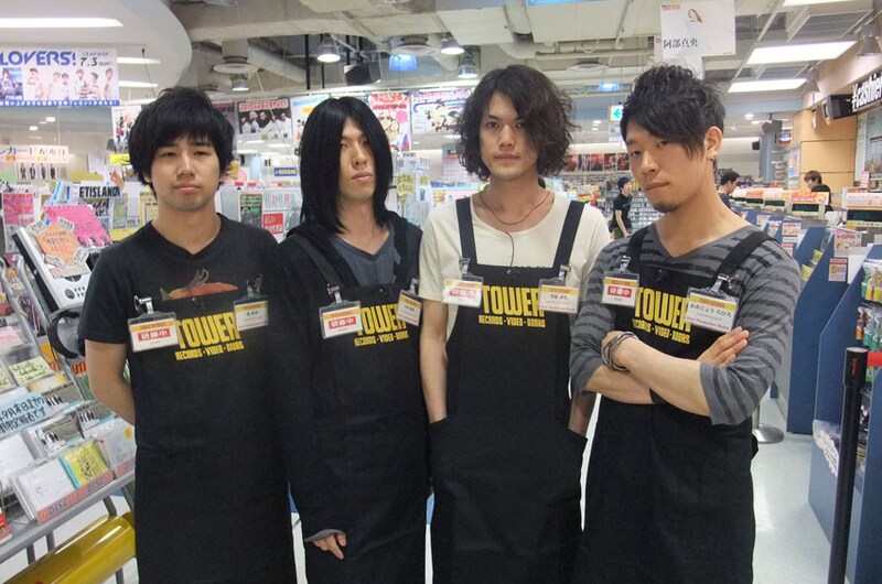 スタッフエプロン姿で記念撮影に応じる9mmメンバー。