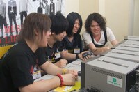 かみじょうちひろの行動をモニター越しで見つめる菅原卓郎、中村和彦、滝善充、ダイスケはん。