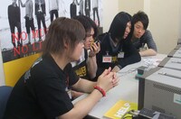 滝善充の接客ぶりを監視する出演者たち。