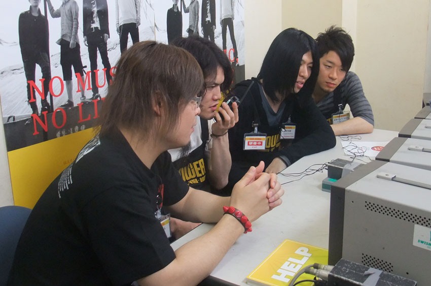 滝善充の接客ぶりを監視する出演者たち。